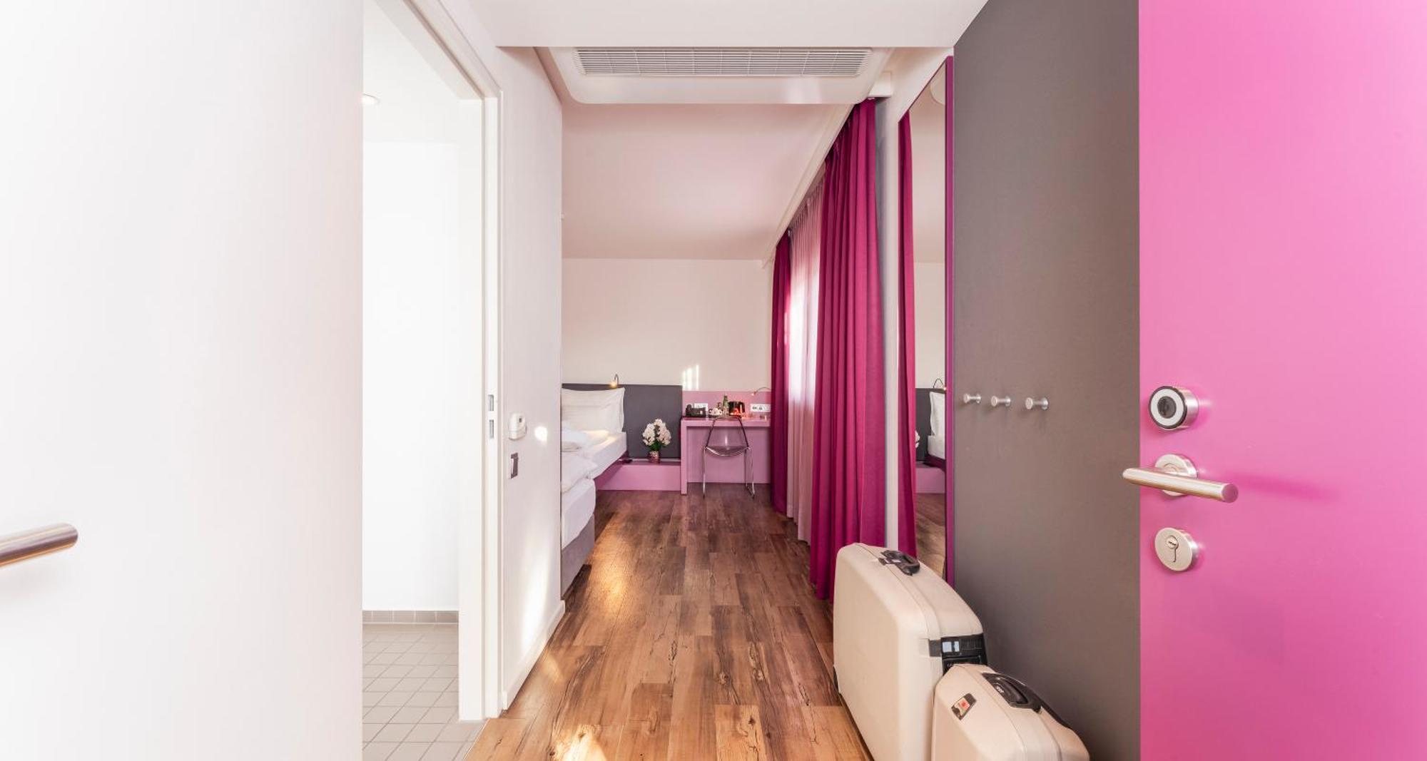 Roomz - Business Design 4*
