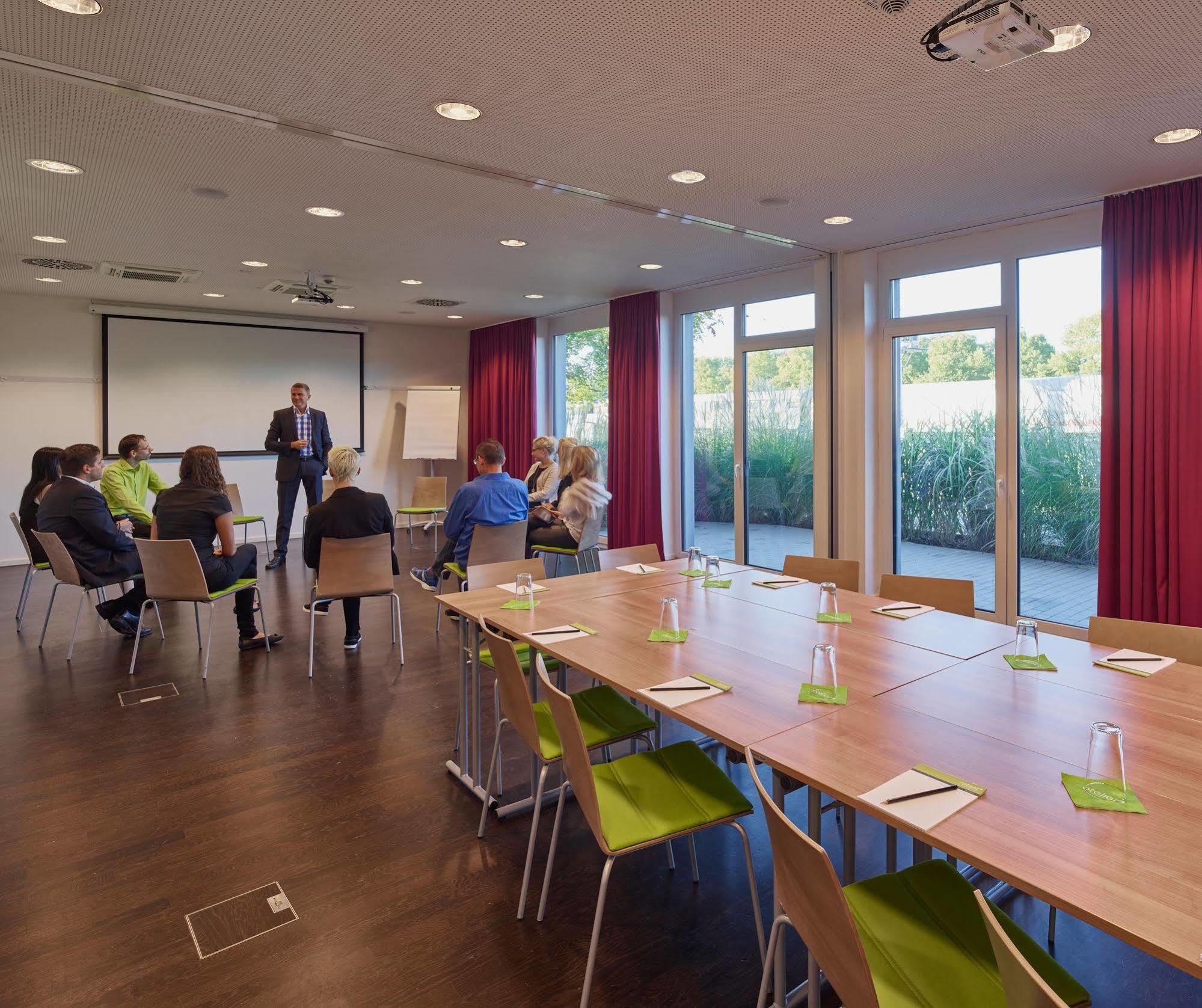 Roomz - Business Design Hotel