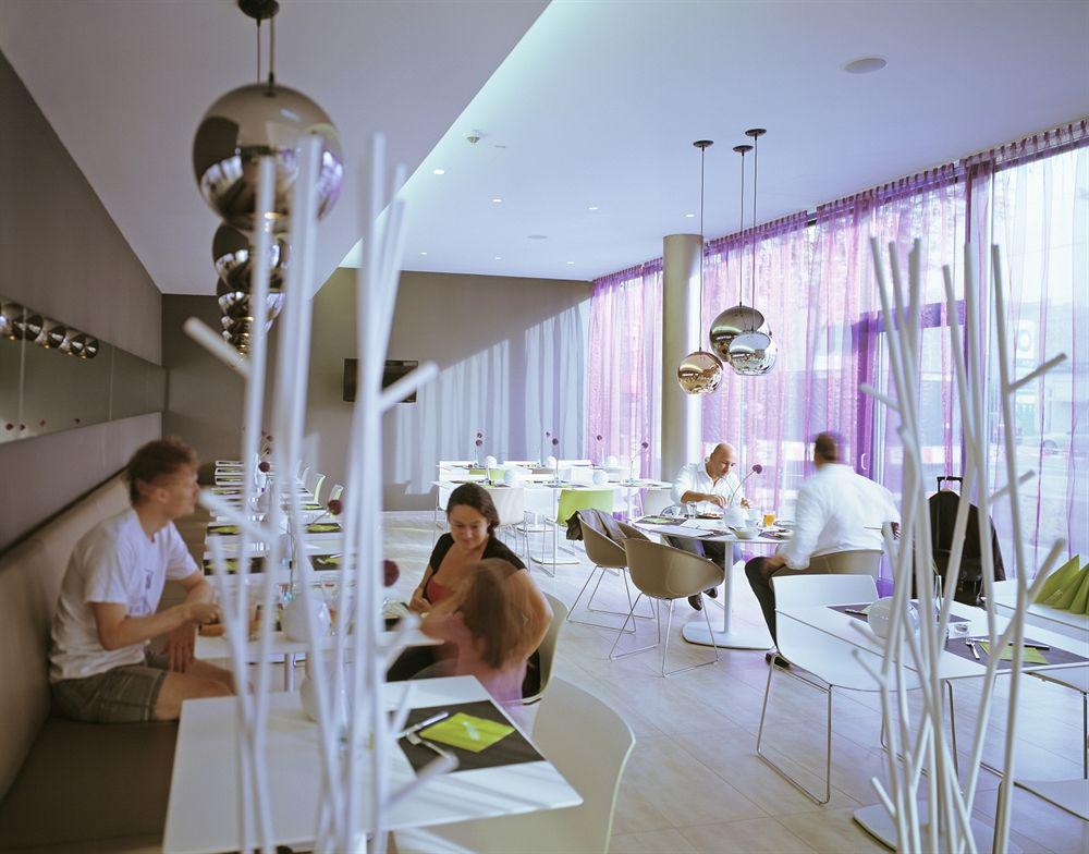 Hotel Roomz - Business Design