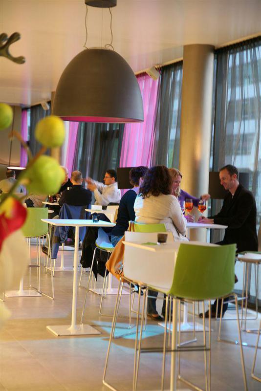 Hotel Roomz - Business Design